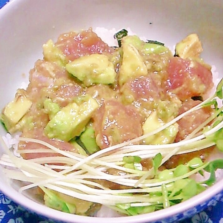 めんつゆ味噌ダレで　まぐろアボカド丼